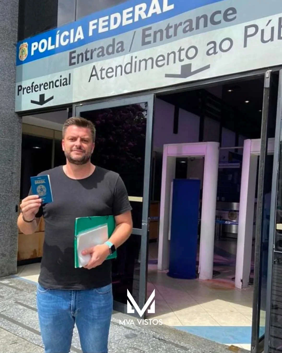 Cliente com o passaporte brasileiro e a documentação em frente à Polícia Federal, após atendimento da MVA Vistos