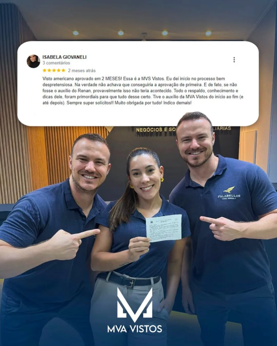 Cliente e equipe da MVA Vistos comemorando o visto americano aprovado em dois meses