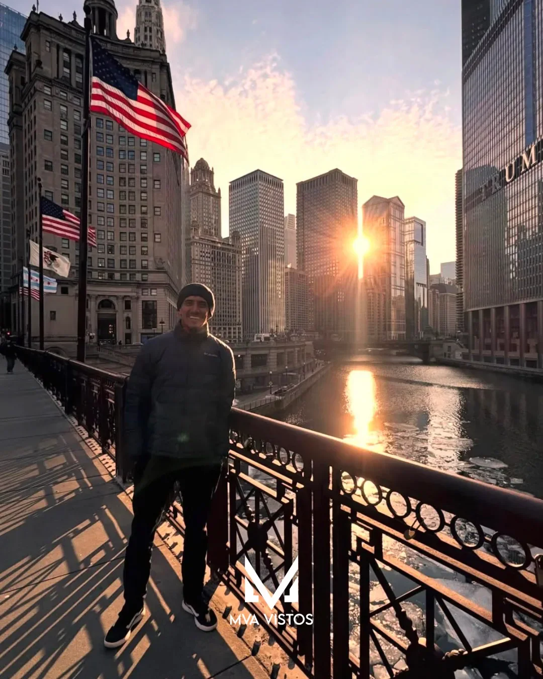 Cliente da MVA Vistos em Chicago, à beira do rio, depois do visto americano aprovado