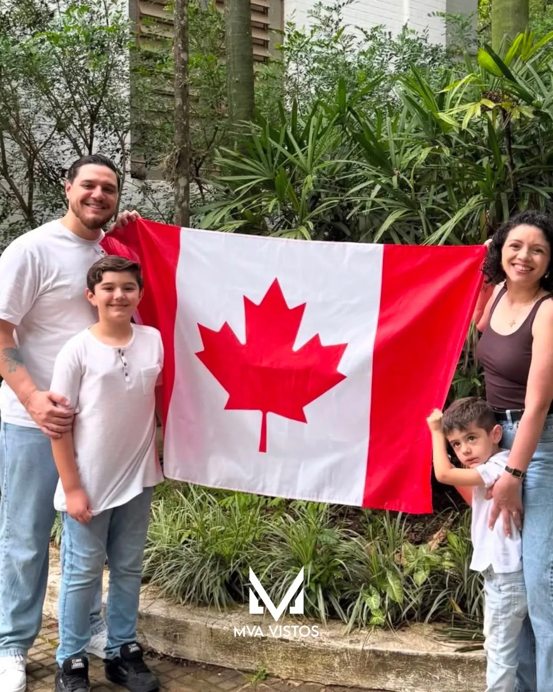 Família com a bandeira do Canadá comemorando o visto canadense aprovado pela MVA Vistos