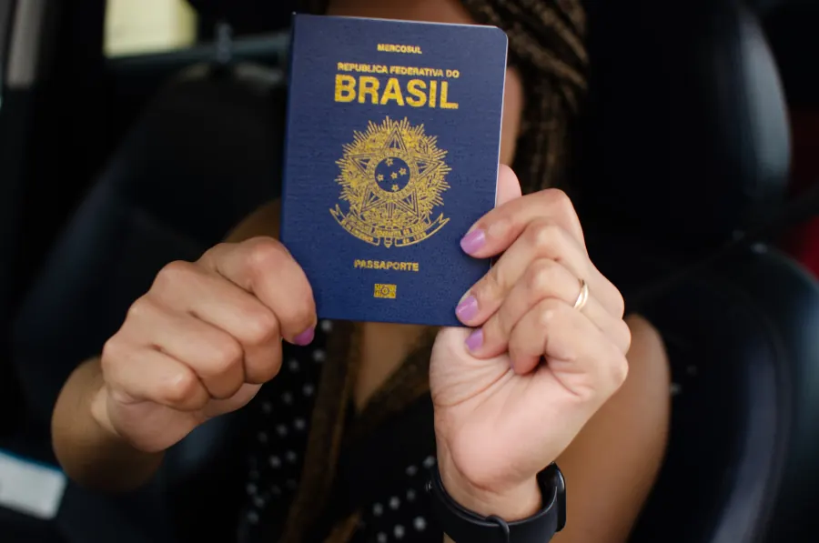 Passaporte brasileiro sobre uma mesa