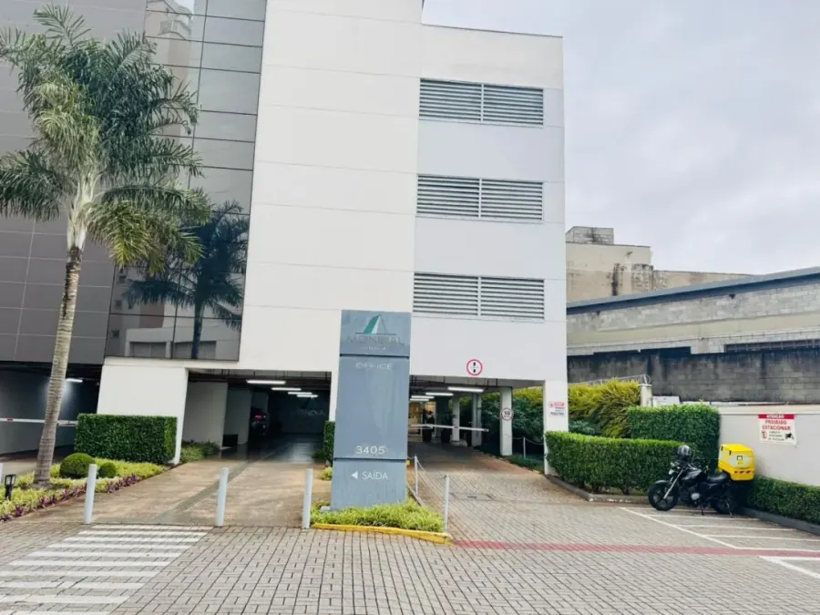 Fachada do Edifício Mondial Office, com o totem de identificação e o número 3405
