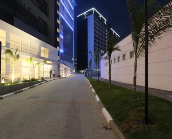 Vista noturna da fachada do Edifício Mondial Office, onde fica a sede da MVA Vistos, em Jundiaí/SP