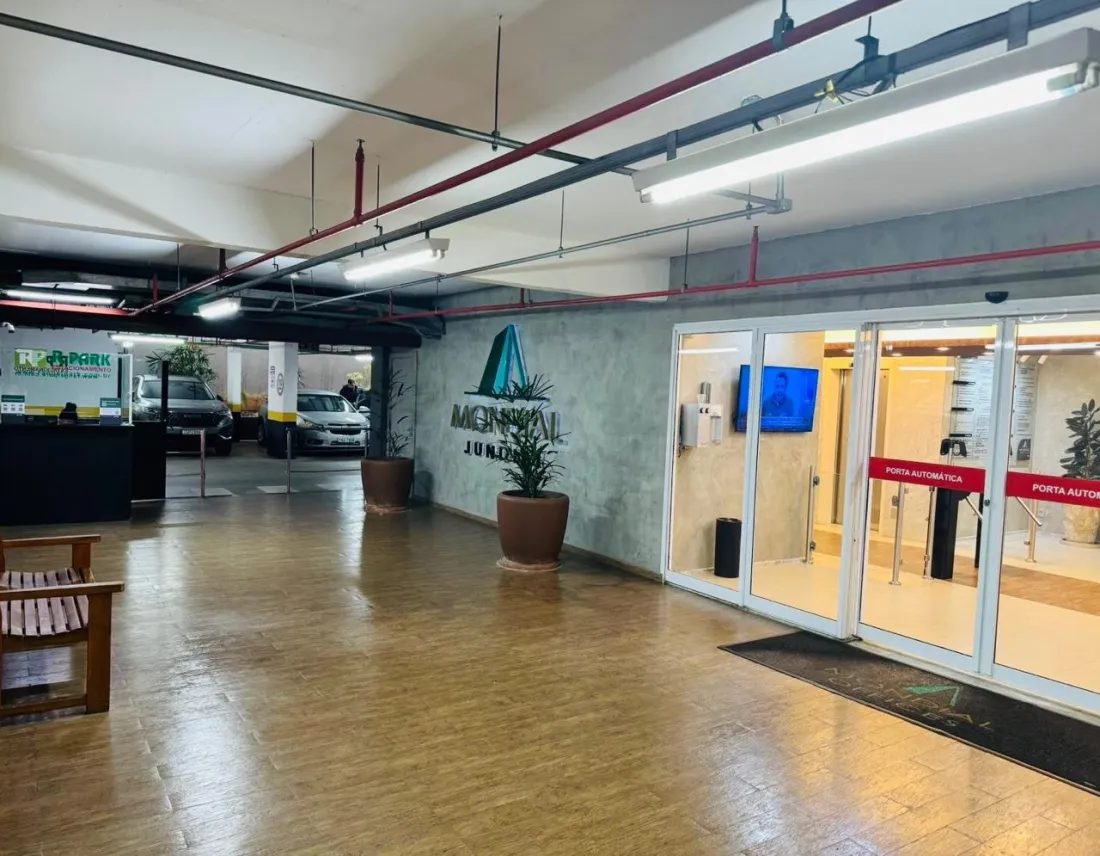 Hall de entrada do Edifício Mondial Jundiaí, com porta automática e acesso aos elevadores