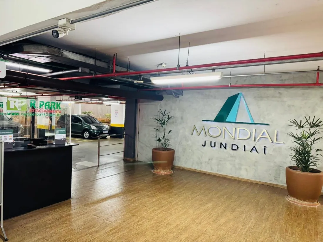 Hall de entrada do Edifício Mondial Jundiaí, com recepção e acesso ao estacionamento