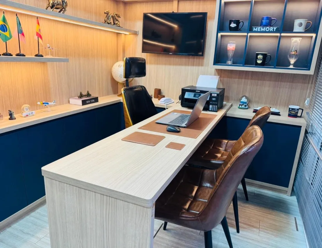 Sala de atendimento da MVA Vistos, com bandeiras dos países atendidos
